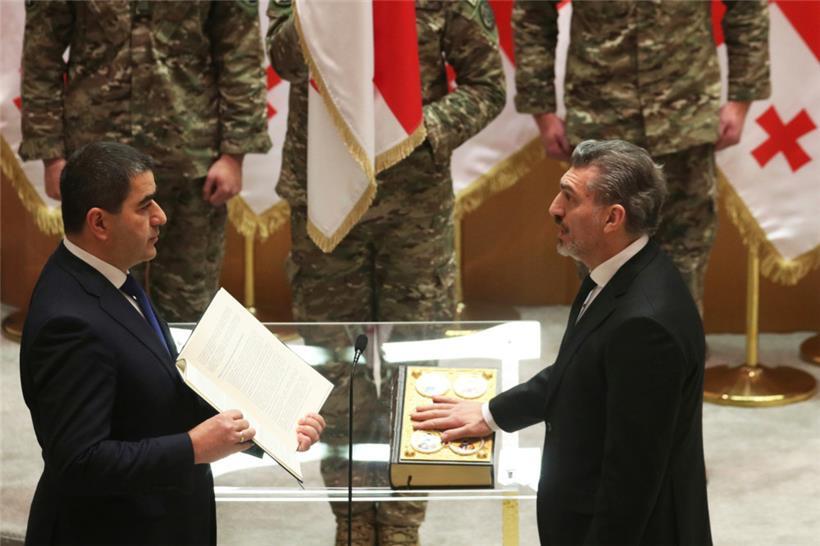 Der gewählte georgische Präsident Mikheil Kavelashvili (r) legt während seiner Vereidigungszeremonie im georgischen Parlament den Eid ab
