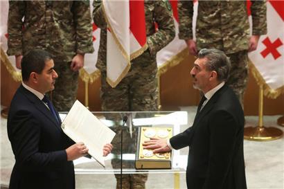 Der gewählte georgische Präsident Mikheil Kavelashvili (r) legt während seiner Vereidigungszeremonie im georgischen Parlament den Eid ab

