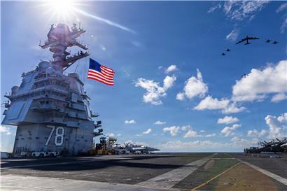 US-Marine Flugzeugträger Gerald R. Ford in Einsatzposition, größtes Kriegsschiff der Marine sichtbar auf dem Meer