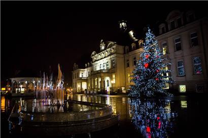 Der große Weihnachtsbaum auf dem Rathausplatz soll für etwas weihnachtliche Stimmung sorgen. Feierlaune möchte jedoch bei niemandem so richtig aufkommen

