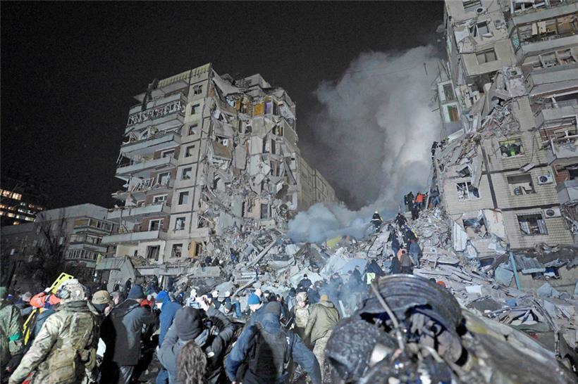 Der große Wohnblock sowjetischer Bauart mit seinen 648 Wohnungen wurde am Samstag von einer russischen Rakete getroffen
