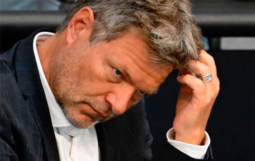 Der grüne Wirtschaftsminister Robert Habeck hat mit handwerklichen Fehlern den Ärger des Wahlvolks auf sich gezogen – und dann streiten sich die Grünen auch noch parteiintern
