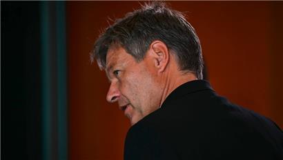 Der grüne Wirtschaftsminister Robert Habeck sucht nach Wegen, um Optimismus in seiner Partei zu verbreiten
