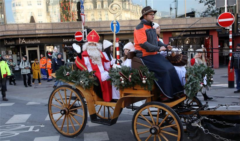Der heilige Mann und seine Engelschar ließen sich etappenweise durch die Stadt k...
