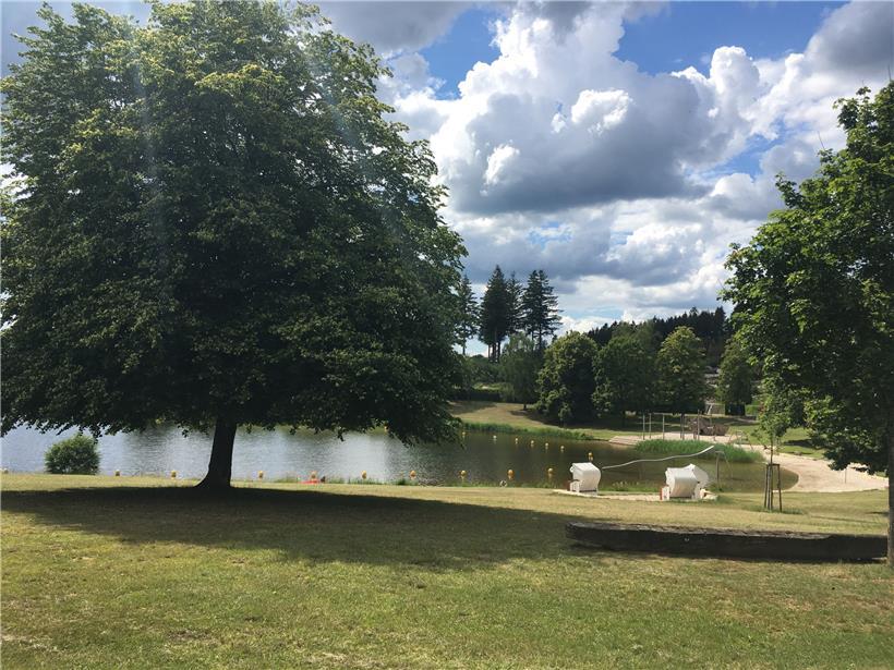 Der hintere Teil des Strandbades mit Rutsche und Spielplatz. Dahinter befindet s...