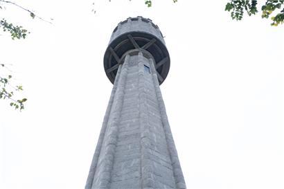 Der historische Wasserturm in Hellingen wird seit 1987 nicht mehr genutzt
