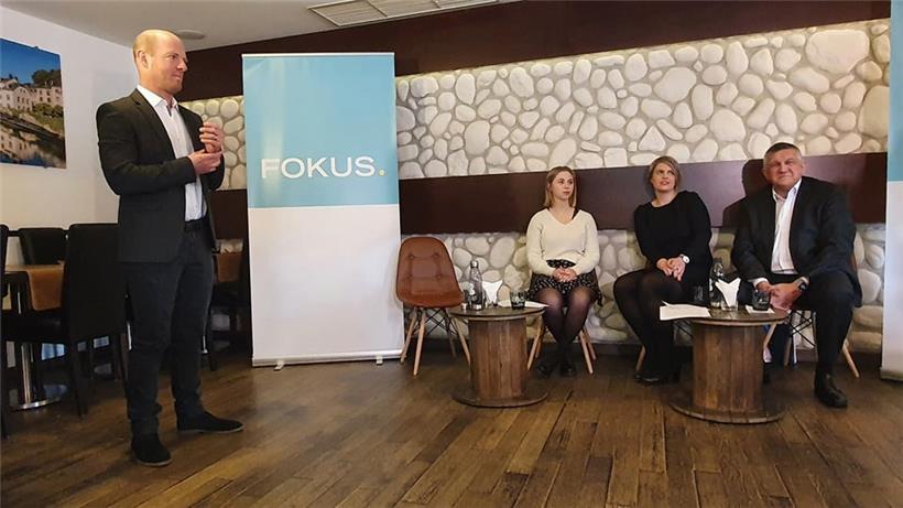 Der (im Bild) zentrale Stuhl bleibt leer: Die maßgeblich von Frank Engel neugegründete Partei „Fokus“ muss den großen Auftakt ohne den Ex-CSV’ler machen. Anwesend sind aber unter anderem Marc Ruppert, Anne Lecuit, Francoise Kirsch und Gary Kneip (von links).
