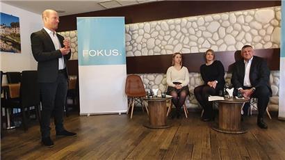 Der (im Bild) zentrale Stuhl bleibt leer: Die maßgeblich von Frank Engel neugegründete Partei „Fokus“ muss den großen Auftakt ohne den Ex-CSV’ler machen. Anwesend sind aber unter anderem Marc Ruppert, Anne Lecuit, Francoise Kirsch und Gary Kneip (von links).
