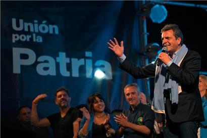 Der im ersten Wahlgang der argentinischen Präsidentschaftswahl siegreiche peronistische Wirtschaftsminister und Kandidat der Unión por la Patria, Sergio Massa, unter seinen Anhängern am Wahlabend

