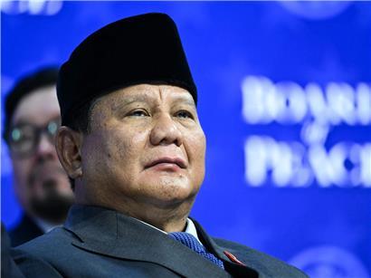 Indonesischer Präsident Prabowo Subianto spricht, symbolisiert geplante Einschränkung der Freiheitsrechte in Indonesien