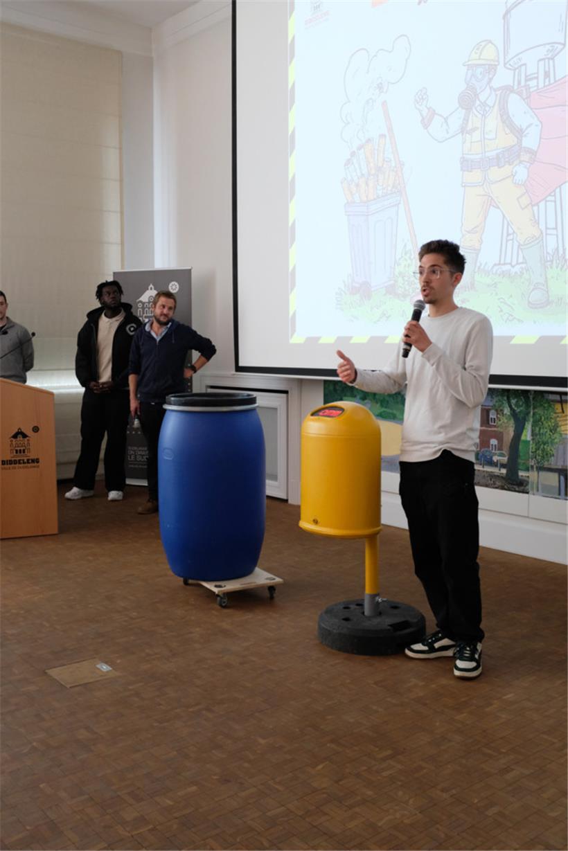 Der interaktive Mülleimer soll Raucher motivieren, ihre Zigarettenstummel nicht auf den Boden zu werfen, erklärt Sabit Gusic (r.)
