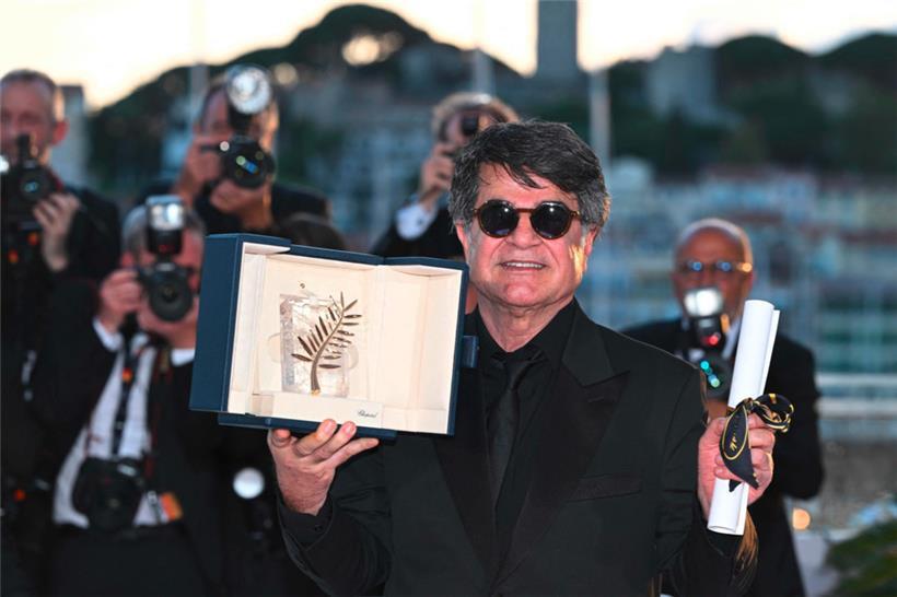 Der iranische Filmemacher Jafar Panahi bei der Preisvergabe in Cannes: Er erhielt die Goldene Palme für „Un simple accident“
