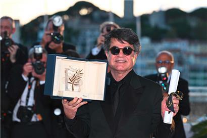 Der iranische Filmemacher Jafar Panahi bei der Preisvergabe in Cannes: Er erhielt die Goldene Palme für „Un simple accident“
