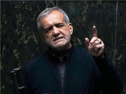 Iranischer Präsident Massud Peseschkian spricht während einer öffentlichen Parlamentssitzung vor Abgeordneten