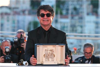 Der iranische Regisseur, Drehbuchautor und Produzent Jafar Panahi posiert mit der Goldenen Palme
