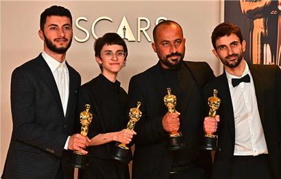 Der israelische Journalist und Filmemacher Yuval Abraham, US-Produzentin Rachel Szor, der emiratische Filmemacher Hamdan Ballal und der palästinensische Journalist und Filmemacher Basel Adra bekamen die Academy Awards für „No Other Land“
