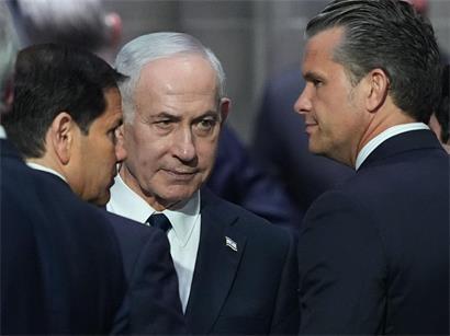 Der israelische Ministerpräsident Benjamin Netanjahu (Mitte) unterhält sich mit US-Außenminister Marco Rubio (l.) und Verteidigungsminister Pete Hegseth