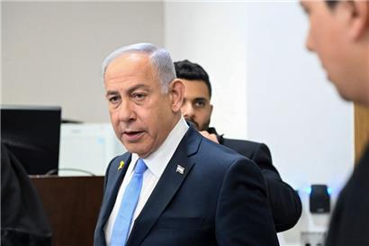 Der israelische Ministerpräsident Benjamin Netanjahu Mitte Februar bei seinem Prozess wegen Korruption vor dem Bezirksgericht in Tel Aviv.
