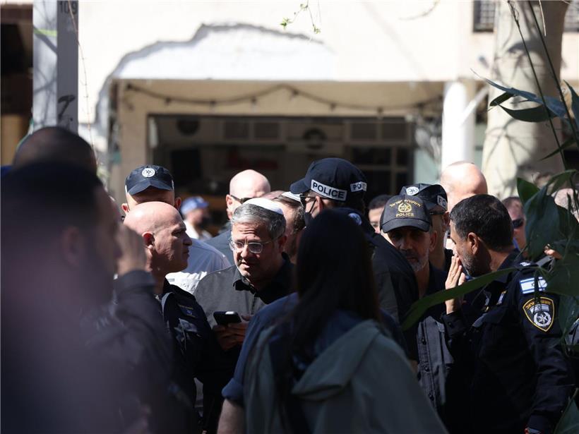 Israels Polizeiminister Itamar Ben-Gvir an Einschlagsstelle einer iranischen Rakete, Besuch vor Ort nach Angriff