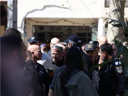 Israels Polizeiminister Itamar Ben-Gvir an Einschlagsstelle einer iranischen Rakete, Besuch vor Ort nach Angriff