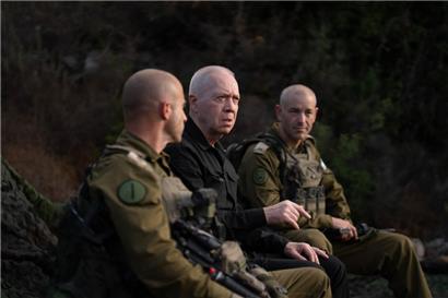 Der israelische Verteidigungsminister Yoav Gallant (M.) besucht die Nordgrenze Israels
