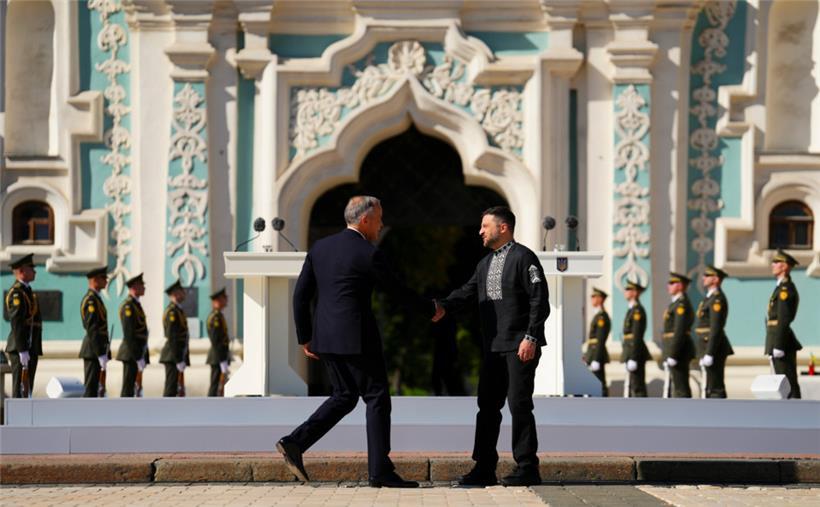 Der kanadische Premier Mark Carney und der ukrainische Präsident Wolodymyr Selenskyj bei einer Zeremonie zum Unabhängigkeitstag auf dem Sophia-Platz
