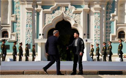Der kanadische Premier Mark Carney und der ukrainische Präsident Wolodymyr Selenskyj bei einer Zeremonie zum Unabhängigkeitstag auf dem Sophia-Platz
