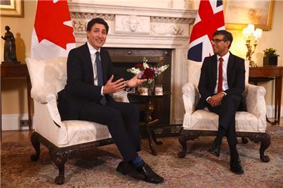 Der kanadische Premierminister Justin Trudeau, hier zu Besuch bei seinem britischen Amtskollegen Rishi Sunak (r.), ist nicht an nuklear betriebenen U-Booten interessiert, seine Regierung jedoch an einer Zusammenarbeit mit der AUKUS-Allianz
