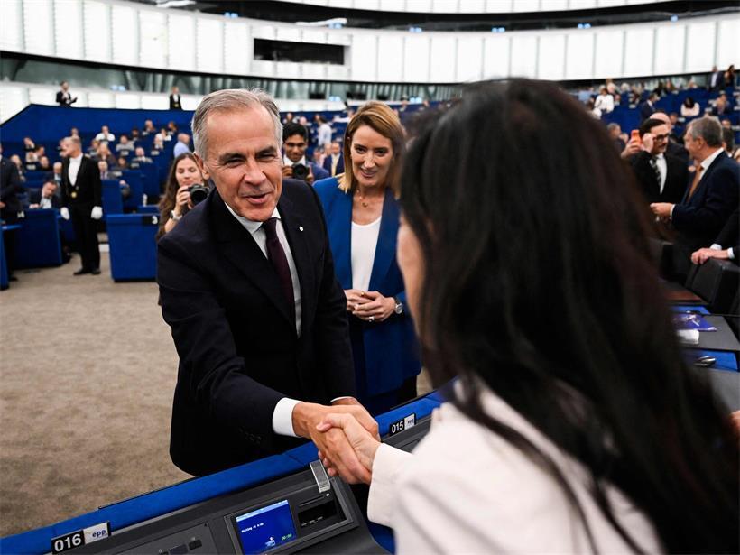 Der kanadische Regierungschef Mark Carney (l.) wurde von den EU‑Parlamentariern freudig in Straßburg begrüßt