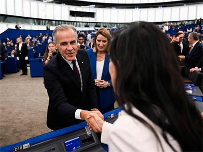 Der kanadische Regierungschef Mark Carney (l.) wurde von den EU‑Parlamentariern freudig in Straßburg begrüßt