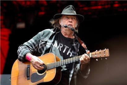 Der kanadische Sänger Neil Young tritt beim Roskilde Festival auf. Young hat US-Präsident Donald Trump dafür kritisiert, einige seiner Songs bei der jüngsten Ansprache am Mount Rushmore verwendet zu haben. 
