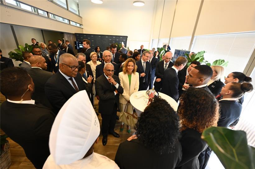 Der kapverdische Präsident, seine Frau und Großherzog Henri im Austausch mit Schülern und Mitarbeitern der EHTL
