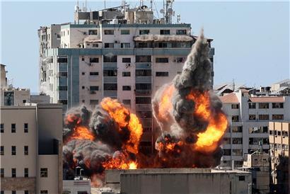 Der katarische Fernsehsender Al-Dschasira berichtete live über die Zerstörung des Hochhauses, in dem der Sender und andere Medienunternehmen im Gazastreifen ihre Büros hatten
