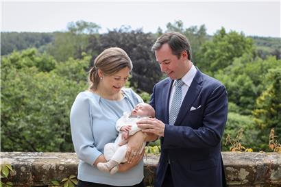 Der kleine Prinz Charles im Arm seiner Mutter
