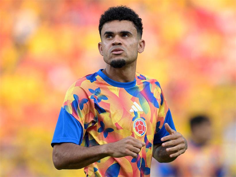 Luis Diaz, kolumbianischer Stürmer, wärmt sich vor dem Fußballspiel auf dem Spielfeld auf