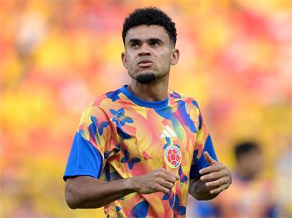 Luis Diaz, kolumbianischer Stürmer, wärmt sich vor dem Fußballspiel auf dem Spielfeld auf