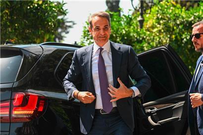 Der konservative Kyriakos Mitsotakis darf mit absoluter Mehrheit im Parlament weiterregieren 
