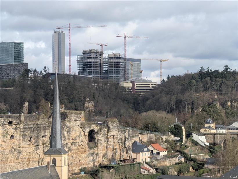 Moderner Neubau des künftigen ArcelorMittal Hauptsitzes auf dem Kirchberg in Luxemburg