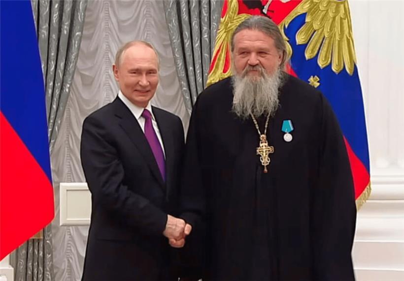Der leitende Priester des St.-Elisabeth-Klosters, Andrej Lemeschonok, mit Russlands Präsident Wladimir Putin, Oktober 2025
