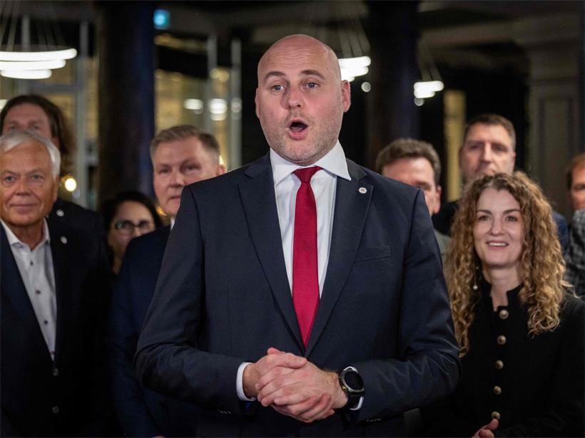Der lettische Ministerpräsident Andris Kulbergs reagiert auf die ersten Ergebnisse der Wählerbefragung zur Parlamentswahl