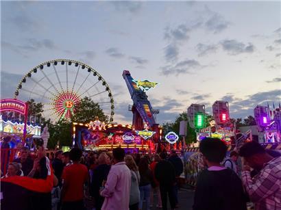 Der letzte Fouer-Abend heute kündigt sich etwas kühl, aber bisher ohne Regen an

