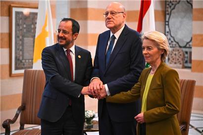 Der libanesische Premierminister Najib Mikati (M.) mit EU-Kommissionspräsidentin Ursula von der Leyen und dem zyprischen Präsidenten Nikos Christodoulides 
