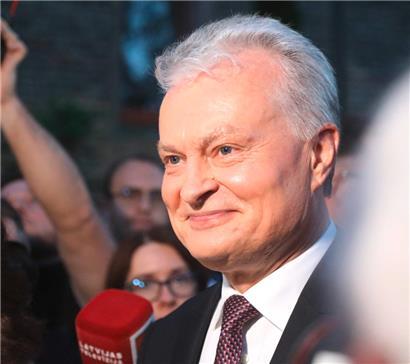 Der litauische Präsident Gitanas Nauseda spricht zu den Medien, während er auf die Ergebnisse der zweiten Runde der Präsidentschaftswahlen in Litauen wartet
