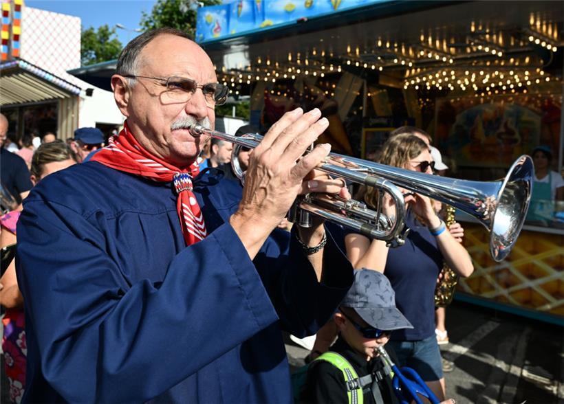 Der lokale Musikverein aus Limpertsberg sorgt für die musikalische Untermalung