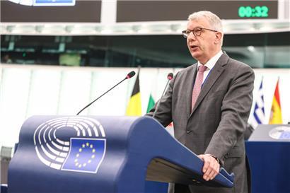 Der luxemburgische EP-Abgeordnete Fernand Kartheiser – hier als Redner während einer anderen Debatte – hadert mit den Sprachregeln im EU-Parlament
