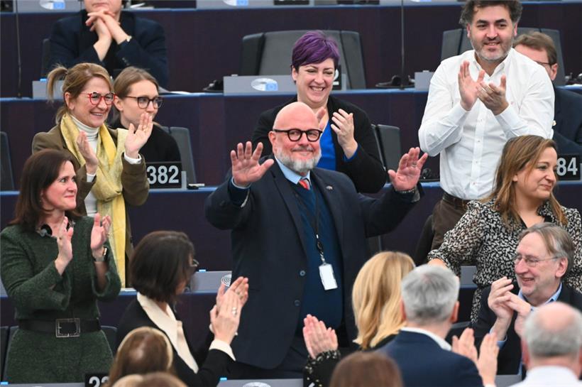 Der luxemburgische EU-Parlamentarier Marc Angel (M.) erhält nach seiner Wahl zum Vizepräsidenten des Europäischen Parlaments Beifall von seinen Fraktionskolleginnen und -kollegen
