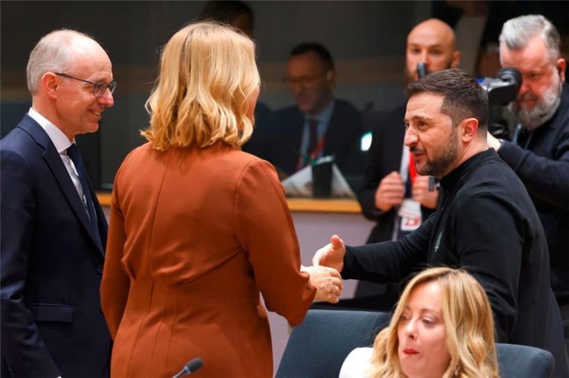 Der luxemburgische Premierminister Luc Frieden (L) und die lettische Premierministerin Evika Silina (C) begrüßen den ukrainischen Präsidenten Volodymyr Zelensky vor der Sondersitzung des Europäischen Rates, bei der die weitere Unterstützung der Ukraine und der europäischen Verteidigung besprochen wird
