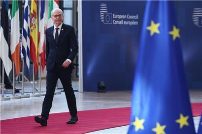 Luxemburgischer Premierminister Luc Frieden betritt das Gebäude des Europäischen Rates zum EU-Gipfel in Brüssel