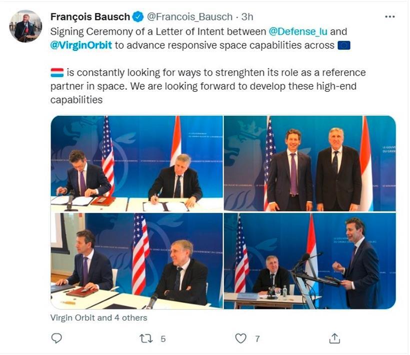 Der luxemburgische Verteidigungsminister François Bausch und der Vorstandsvorsitzende von Virgin Orbit, Dan Hart, unterzeichnen die Absichtserklärung für die Zusammenarbeit
