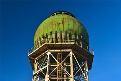 Der markante grüne Wasserturm der Metzeschmelz diente als Reserve und zur Druckerhöhung in den Wasserleitungen 
